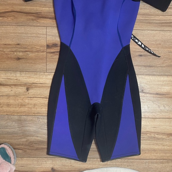 O'Neill women’s size 6 wetsuit - Picture 2 of 10
